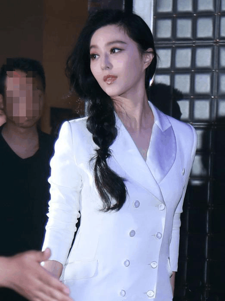本以为范冰冰的白色西服穿出娱乐圈最美, 直到看到赵薇穿的才叫美