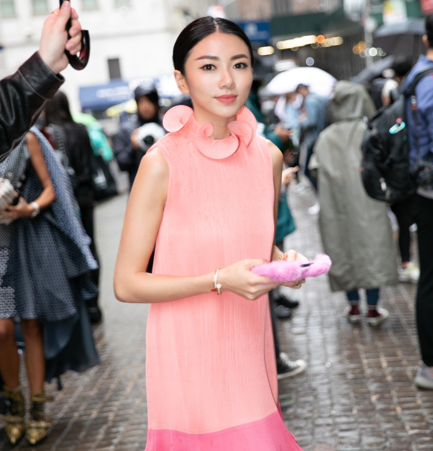 郑恺前女友程晓玥,鞋子下顶着一根"针"还带银圈,上面纹身亮了