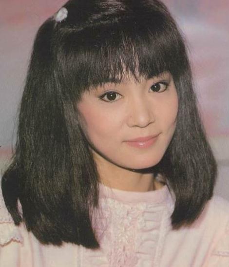 年轻时候的刘雪华称得上是清水出芙蓉天然去雕饰