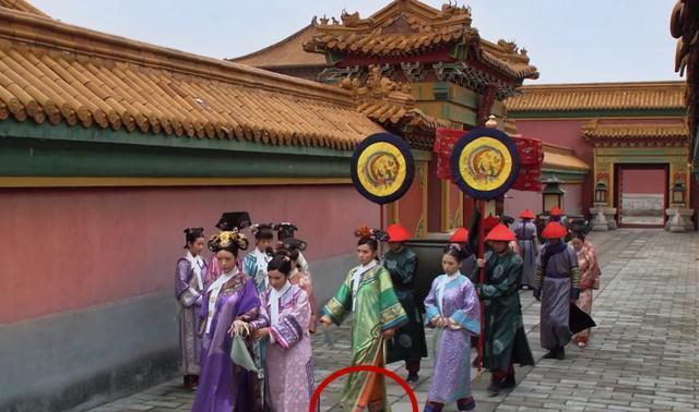《甄嬛传》丽嫔的"花盆底", 走法很难学!