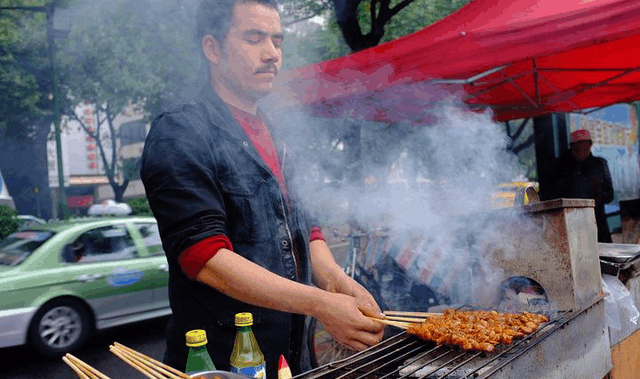 上图是新疆人爱吃的烤包