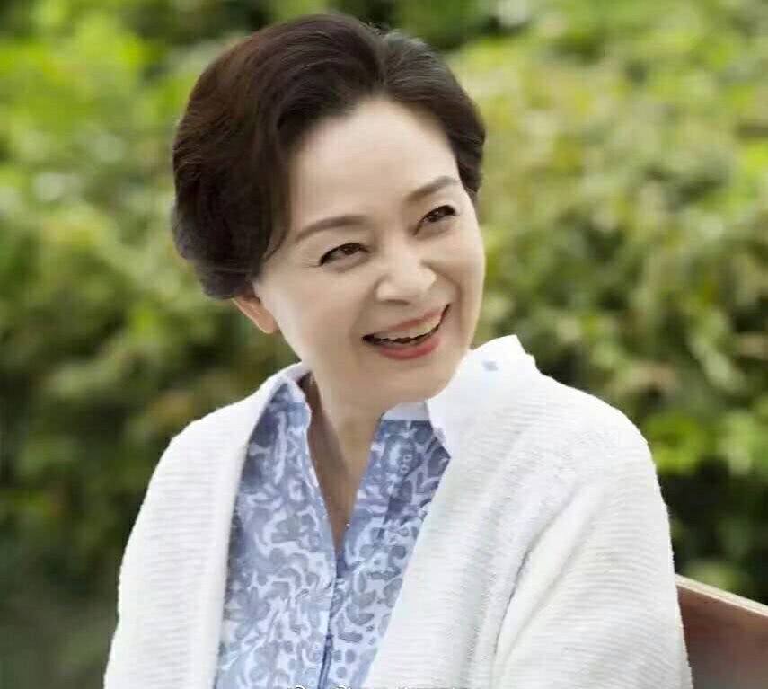 63岁刘晓庆和60岁刘莉莉近照对比,还是自然脸看着舒服