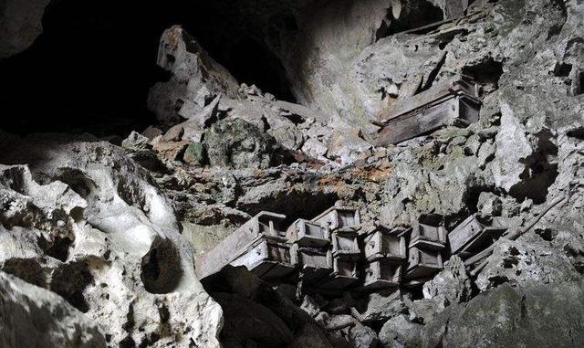 背着尸体和棺材走在悬崖上 揭秘中国贵州背尸人|悬