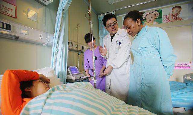 给我接生的是位男医生, 老公说一定要感谢他