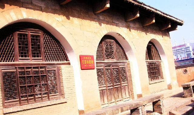 中央驻地旧址,也是全国重点文物保护单位,位于延安市宝塔区凤凰山脚下