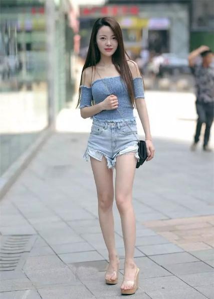 又白又直,小腿大腿粗细一致,腿上肌肤白嫩又细滑,简直是标准筷子美腿!