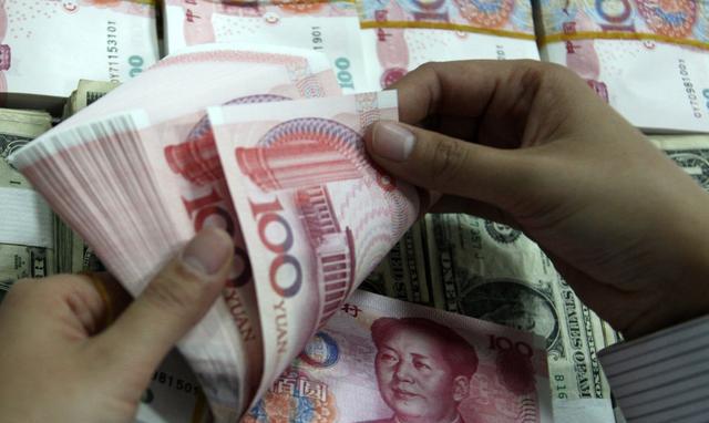 无意间看见老公口袋里的工资条,发现他工资居然比上个月涨了10000块钱