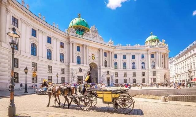 正文  霍夫堡宫是奥地利哈布斯堡王朝的宫苑   坐落在首都维也纳的市