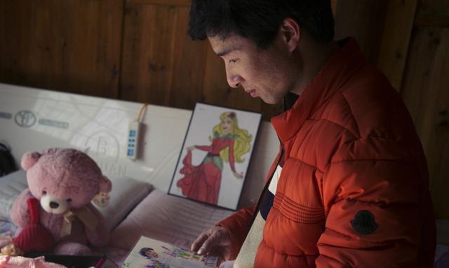 十八岁那年,儿子为了要一款高档的手机,在家里和陈大柱又哭又闹,折腾