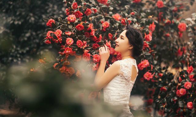 人像摄影:优雅的长裙美女,气质脱俗不凡