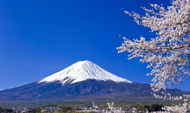 世界上公认最美的火山,它的形状优美对称,呈完美的锥形,顶部覆盖着