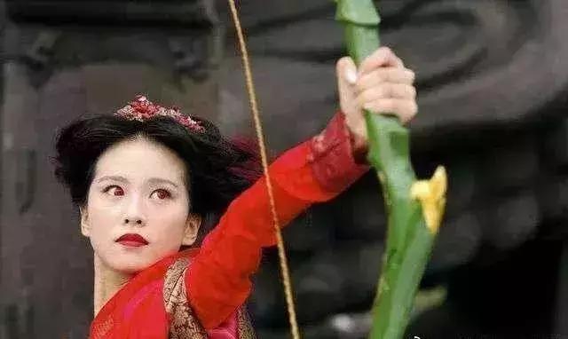 剧中的射箭女星,赵丽颖很帅,娜扎冷艳,最难看是