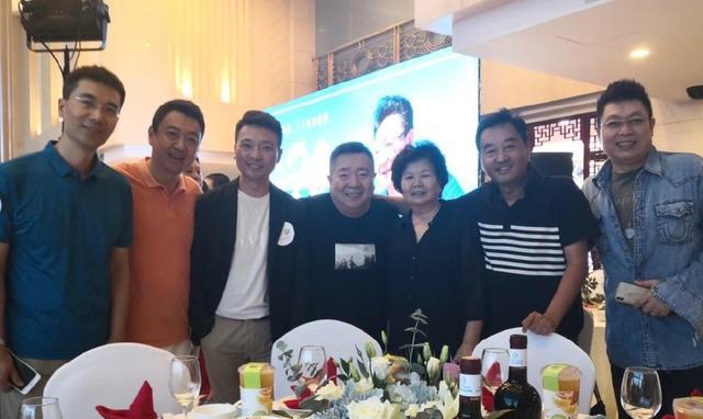 "国脸"邢质斌罕见现身,只为老搭档王宁而来,71岁精神抖擞!