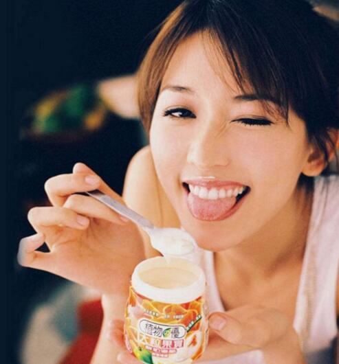 虽然她们都是半熟女星,但吐舌头的调皮动作,让你有感觉了吗?