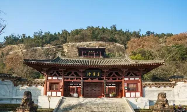 皇泽寺位于武则天的故里广元,这座寺庙留下了