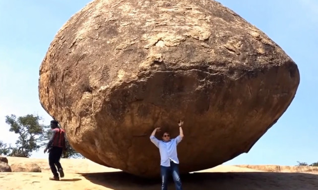印度这块石头立在45度的斜坡上一群人都推不动