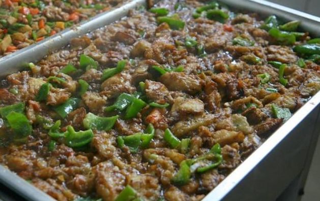 公司食堂饭菜,6元可吃8个菜,看到饭菜后表示:不会再来第二次