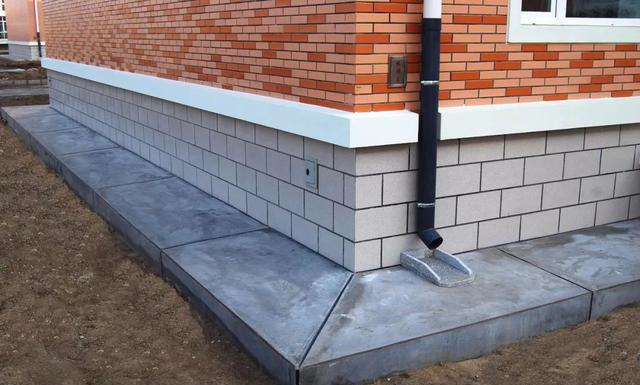 水泥砂浆散水坡效果楼梯间分格条安装效果屋面出入口爬梯效果楼梯底板