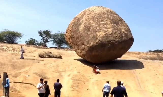 印度这块石头立在45度的斜坡上一群人都推不动