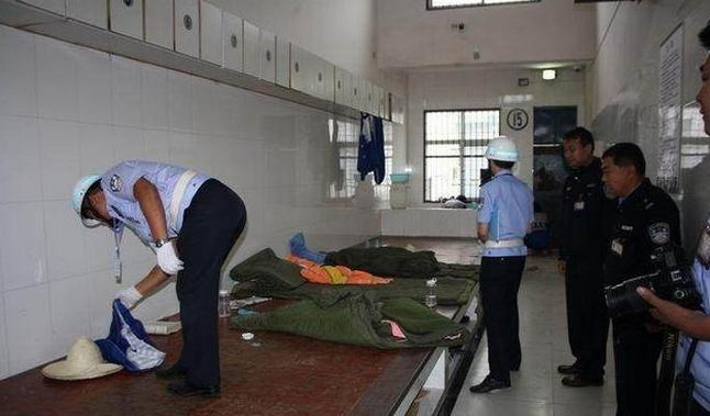 第一天,应该天黑了,被送到拘留所,掏干身上所有东西.