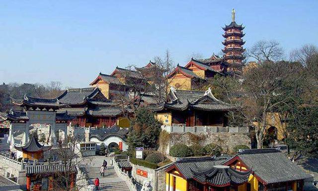 共宋齐梁陈四个朝代更替,而萧衍在位时建立的佛寺最多,著名如大爱敬寺