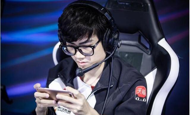 kpl迎来转会浪潮ag超会玩选手的短短四字让粉丝泪目