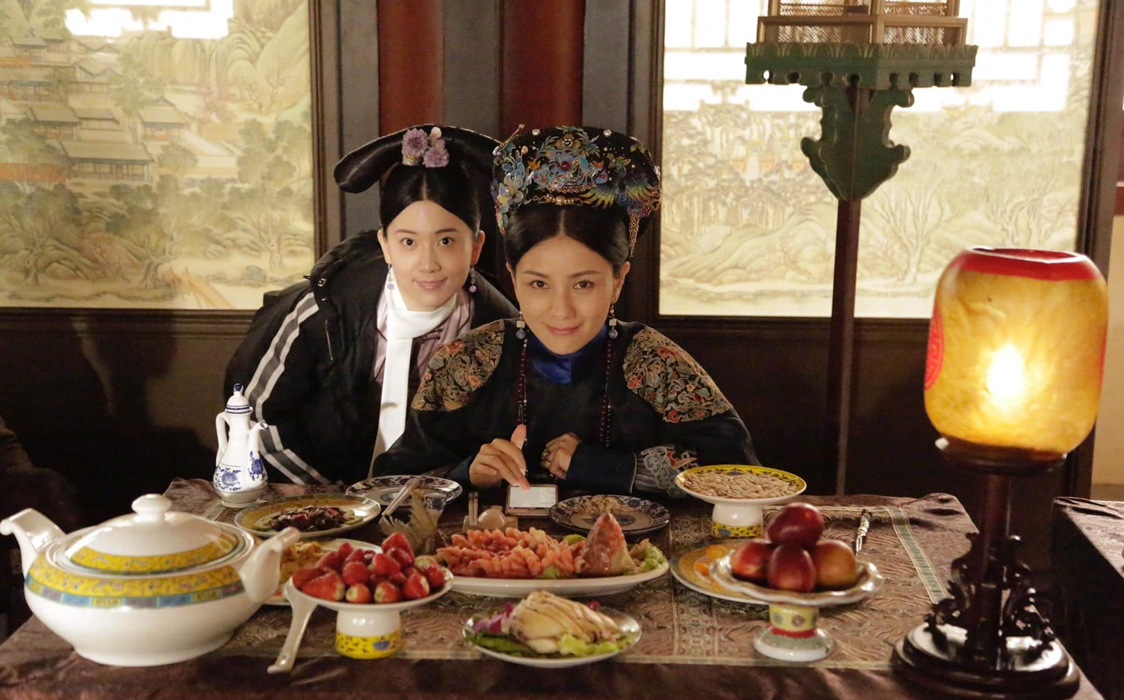 胡可晒如懿传花絮照娘娘们一起吃零食相处融洽小鱼儿超萌抢镜