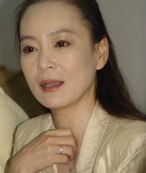 年轻时候的刘雪华称得上是清水出芙蓉天然去雕饰