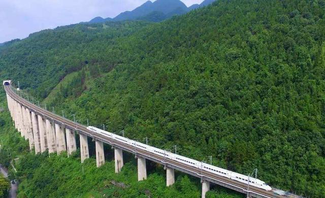 贯通东西的旅游沿江高铁联通恩施!设计时速350km,途径你家乡吗