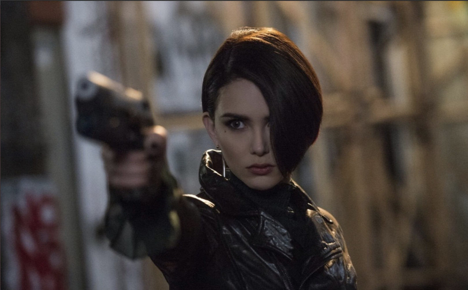 昆凌巨石强森合作《摩天营救》预告曝光,化身吹哨短发女杀手