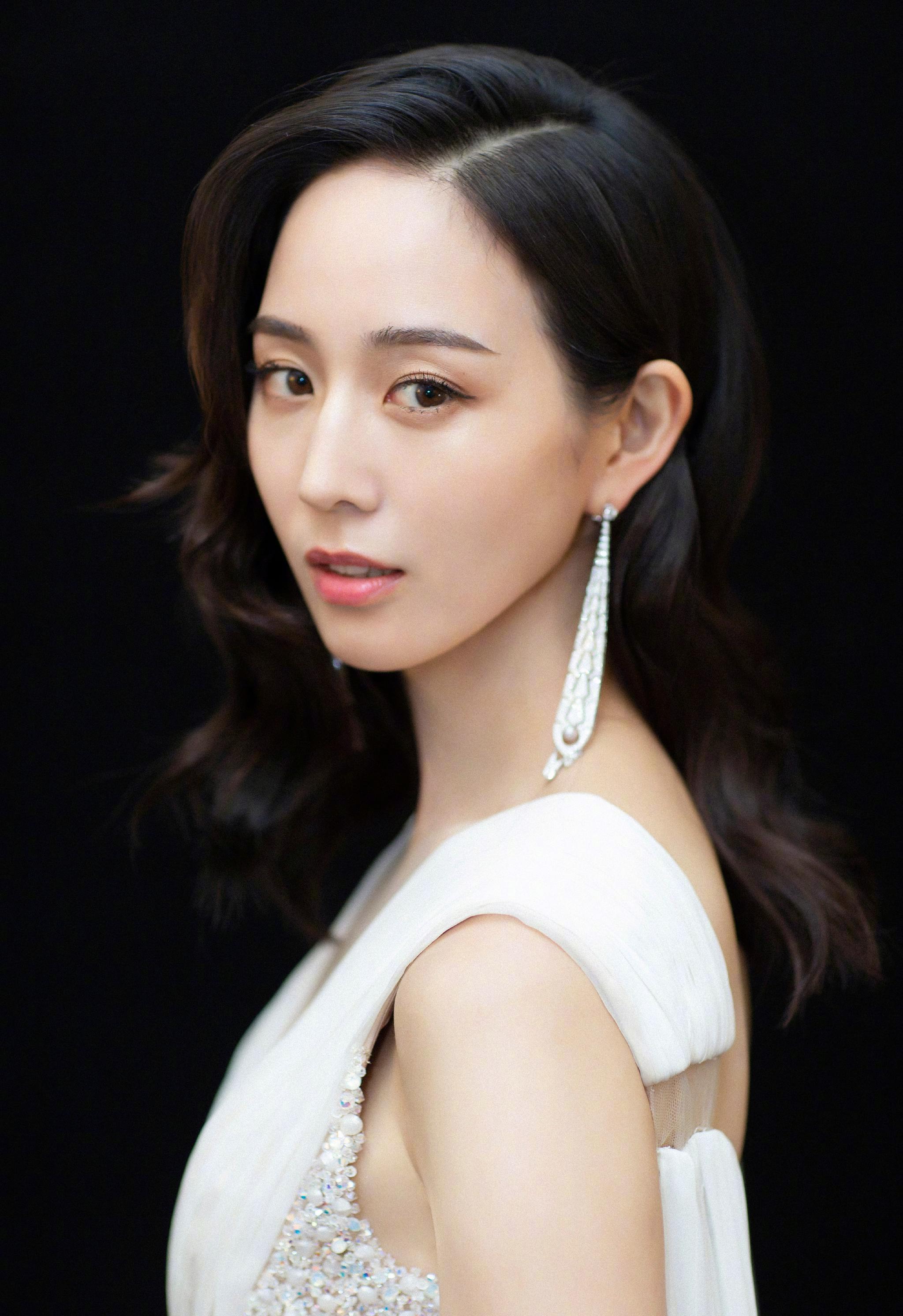 张钧甯深v长裙出席活动,氧气女神性感变身,侧颜杀太撩人了!