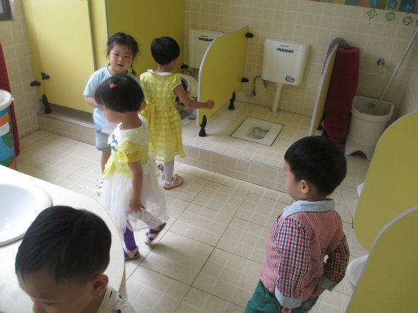2,幼儿园每天喝水,吃饭,上厕所都是按照规定的时间执行,有些小朋友不