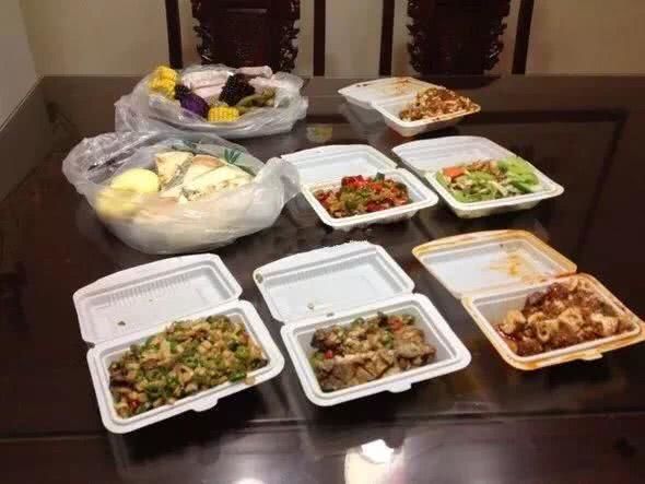 老板儿子结婚,喜宴后员工打包一些饭菜,隔天到公司却被老板开除