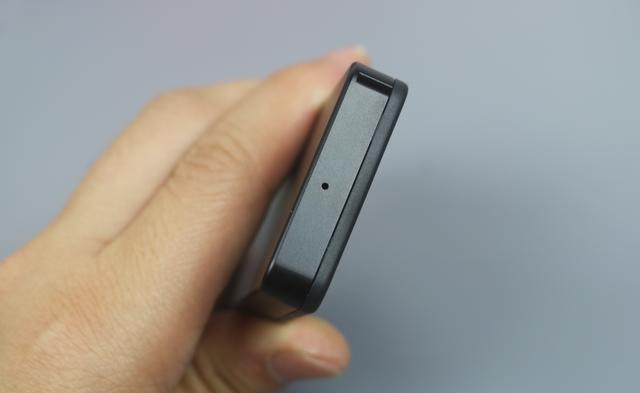 顶部是mic麦克风孔,翻译的时候要靠近这个孔来说话,才能达到最佳的拾