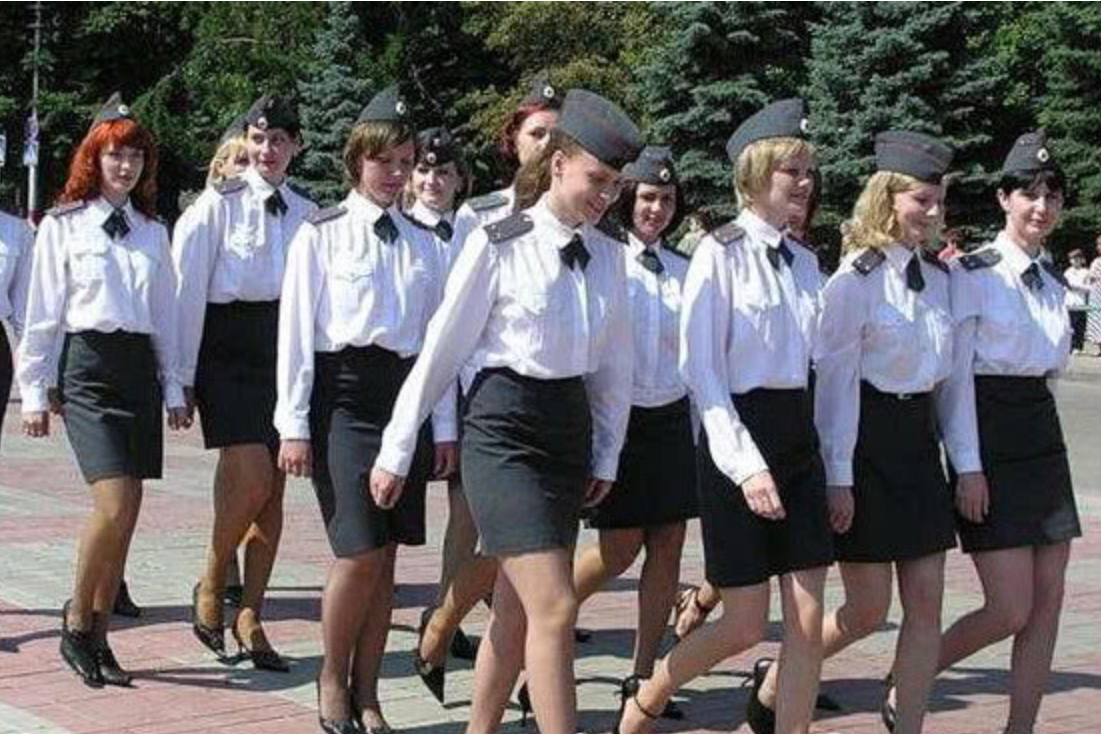 大家知道为什么各国女兵军装都是短裙,原因你们一定想不到!