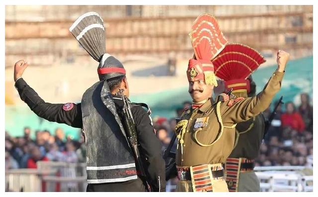 印巴士兵放下武器,用斗舞一决雌雄