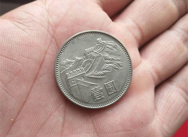 小卖部里换硬币仔细一看有一枚价值200元