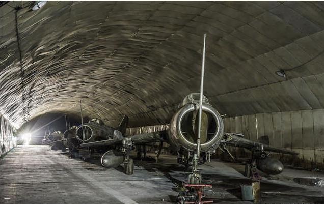 所以通过对这个军事基地的观察其实可以看到些许中国的军事地下基地的