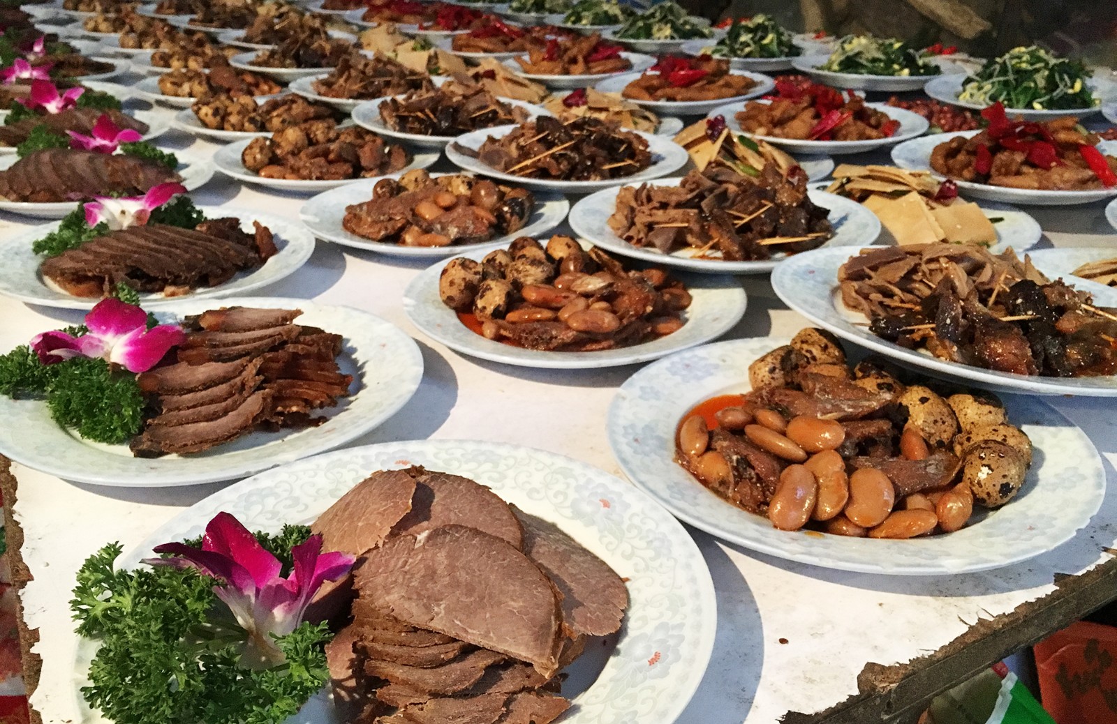 农村流水席八凉八热两个汤 一桌280元