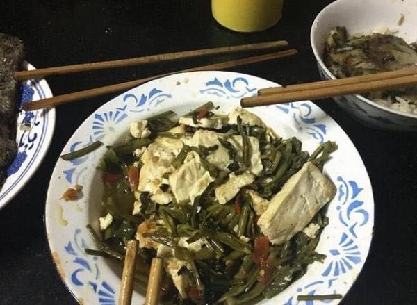 老夫妻"吃糠咽菜"将退休金寄给儿子,儿子:钱不够花啊