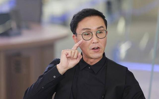 46岁凭一角拿下影帝, 与妻恩爱26年零绯闻, 因战狼2再度翻红