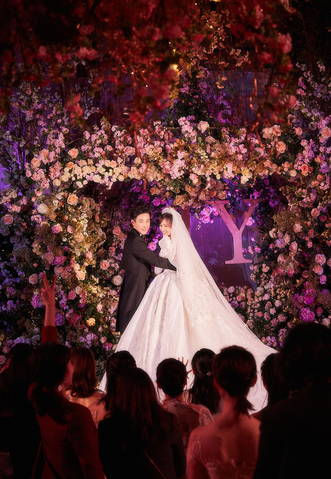 罗晋唐嫣工作室晒婚礼现场九宫格,两人在花海中亲吻,浪漫唯美!