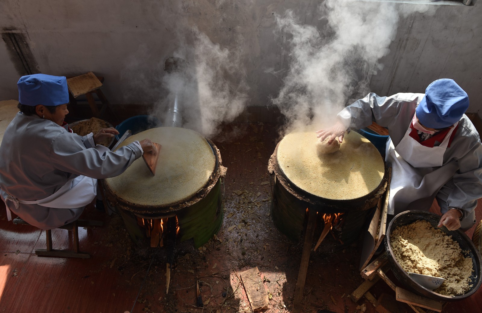 山东农妇用柴火土铁鏊做煎饼畅销,价格比机器制作的贵三四倍