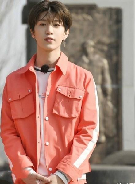 npc成员运动装陈立农阳光林彦俊霸气蔡徐坤尽显大长腿