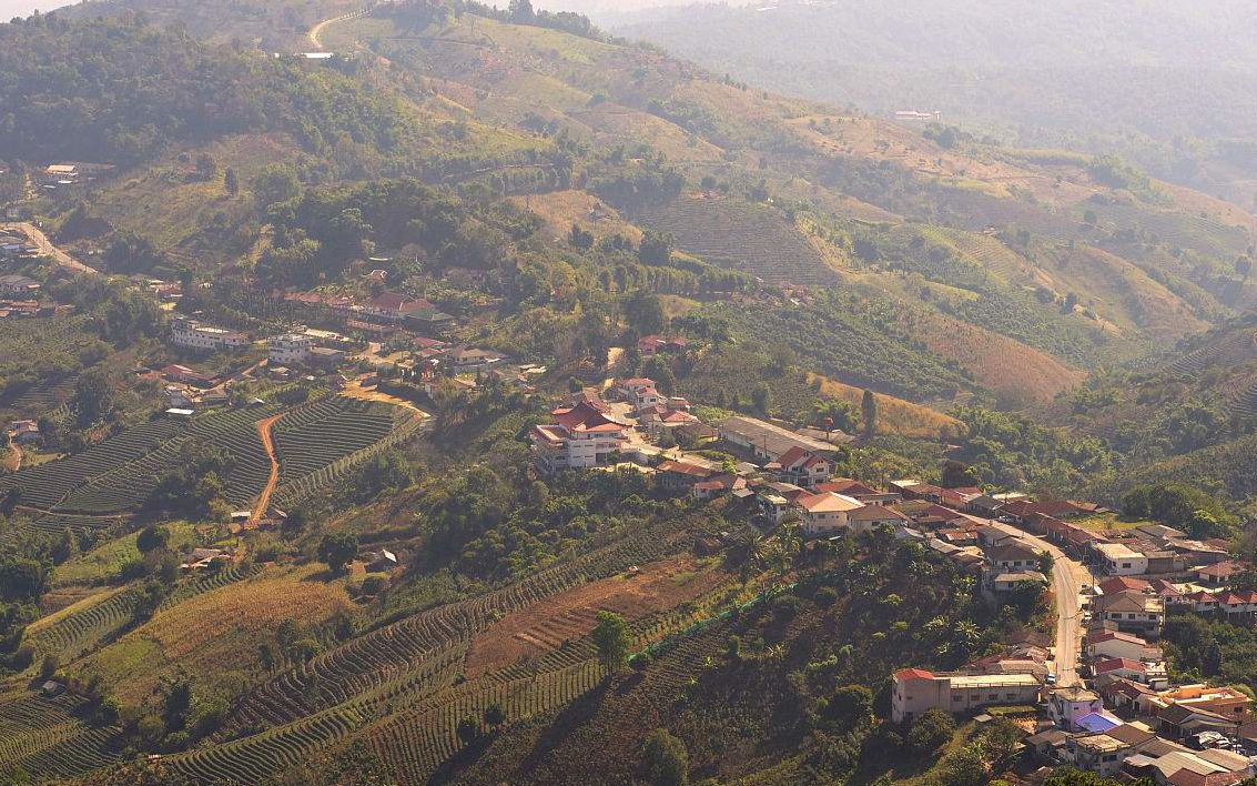 泰国有一个地方叫美斯乐住着一群没有国籍的炎黄子孙