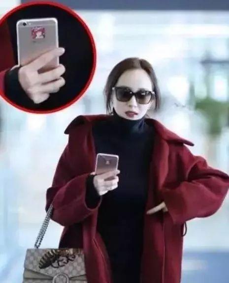 黄子韬手机壳自恋,千玺手机壳真潮,鹿晗跟助理