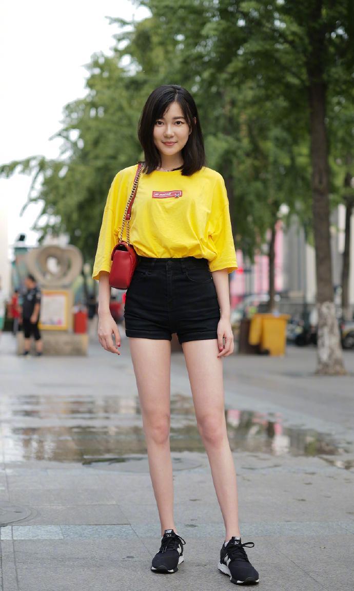 小个子女人短裤短裙搭配平底鞋小巧玲珑活力四射