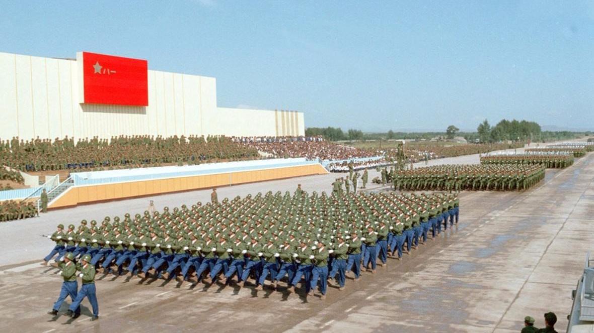 九三大阅兵中的徒步方队出场,每一帧都展现着中国军人的气魄!