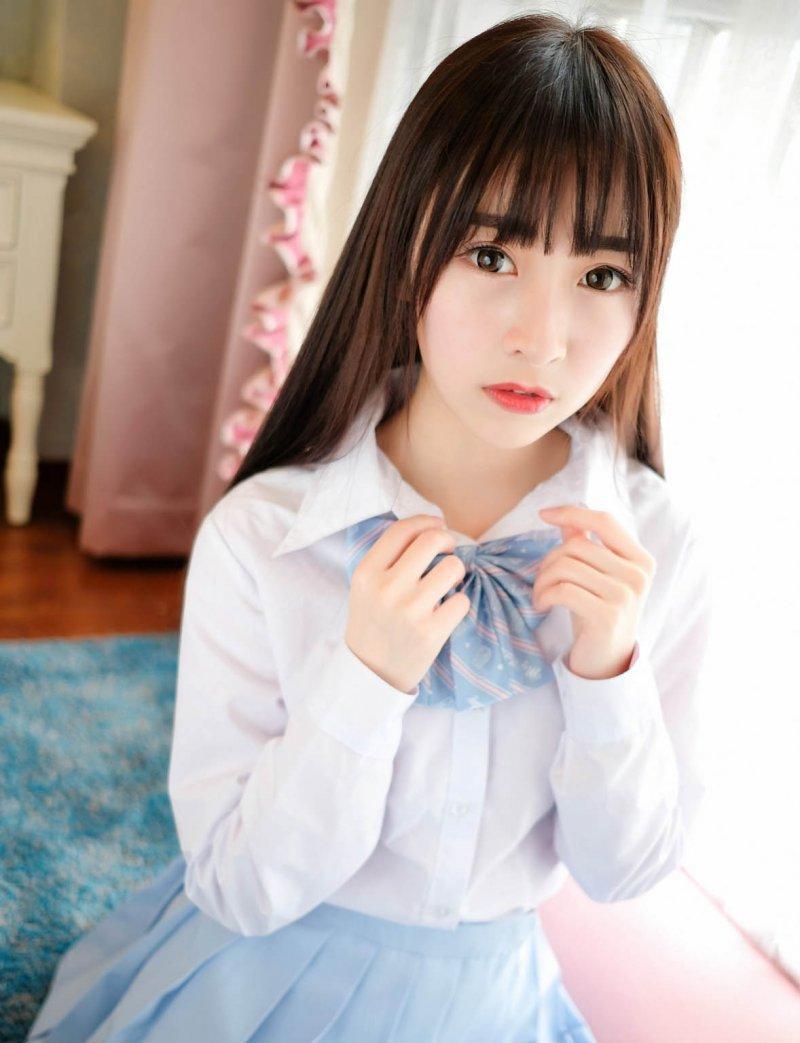 16岁的表妹穿的学生装短裙清纯又可爱 同学们都很喜欢