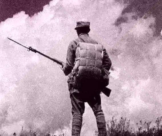 图为中国的大刀队,当我看到这样的背影的时候,忍不住热泪盈眶.